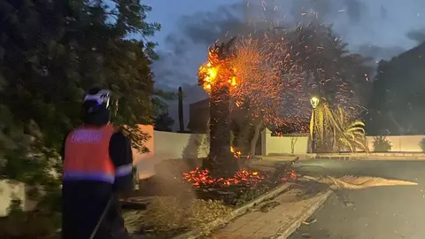 Imagen del momento de la llegada de los bomberos para sofocar el incendio