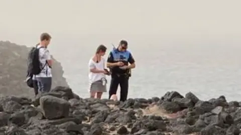 Imagen de uno de los agentes de la Policía Local que llegó a la zona