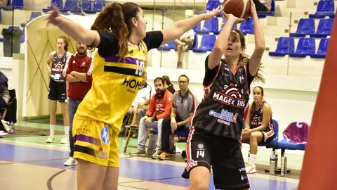 Imagen de una jugada del encuentro del Magec Tías