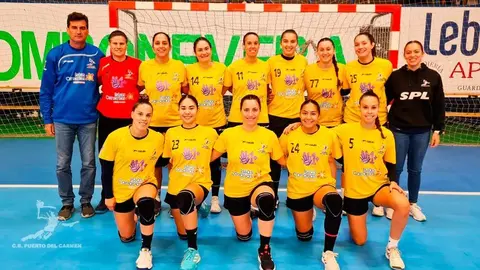 Las jugadoras del Puerto del Carmen y el cuerpo técnico.