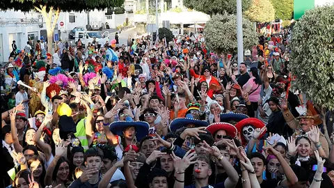 Asistentes al tradicional coso del carnaval de Puerto del Carmen.