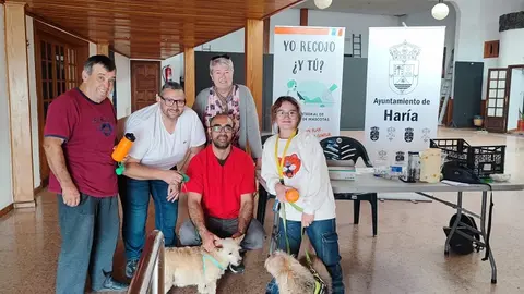Marcos Lemes en el espacio habilitado para la campaña de vacunación animal de Haría.