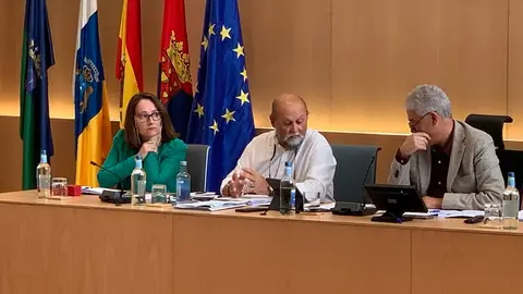 El alcalde de Tias y su primer teniente de alcalde debatiendo un punto del pleno de este martes.