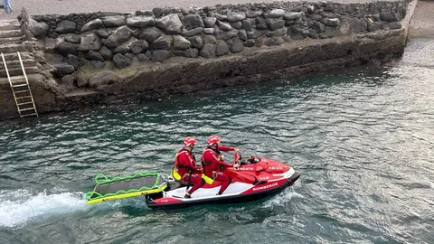 Imagen de los bomberos saliendo al rescate del surfista