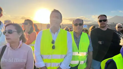 Óscar Pérez junto a su ex compañero en la manifestación realizada en San Bartolomé por la posible apertura de un centro de inmigrantes.