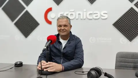 Alfredo Mendoza en los estudios de Crónicas Radio.