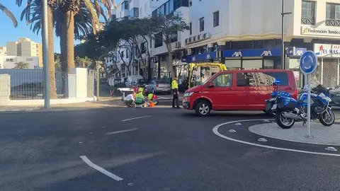 Operarios del SUC atendiendo al motorista herido.