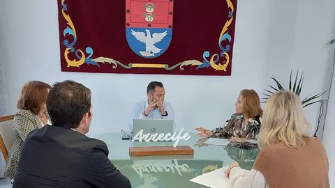 El alcalde de Arrecife, Yonathan de León,mantiene una reunión de trabajo con directivos de la Federación Turística de Lanzarote 