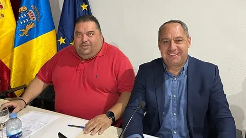 Guayo Rodríguez junto a Juan Monzón en el Ayuntamiento de Yaiza.