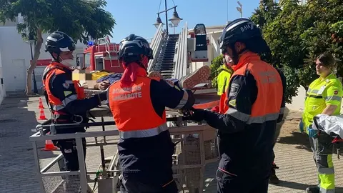 Bomberos del Consorcio de Seguridad realizando el traslado a la ambulancia.