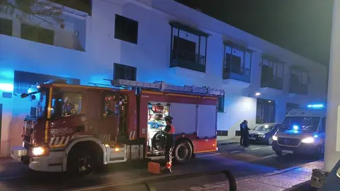 Asistencia de los bomberos en Playa Blanca.