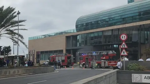 Camiones de bomberos y agentes de la Policía Local durante el simulacro realizado.
