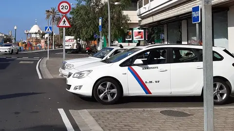 Taxis estacionados en la parada junto a  la zona junto al Puente de las Bolas, en Arrecife 