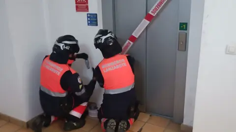 Los bomberos precintando el ascensor tras terminar el servicio