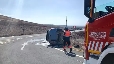 Imagen de cómo se encontraba el vehículo a la llegada de los bomberos