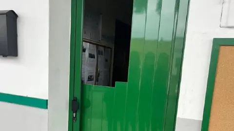 Puerta de la Asociación de vecinos de Titerroy.