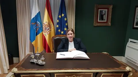 Astrid Pérez, en su despacho del Parlamento de Canarias.