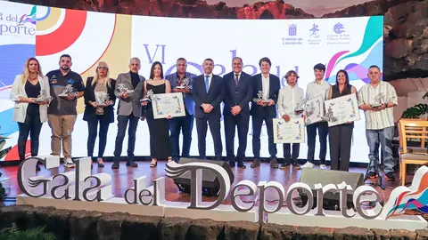 Oswaldo Betancort y Juan Monzón junto a los galardonados en la gala del deporte.