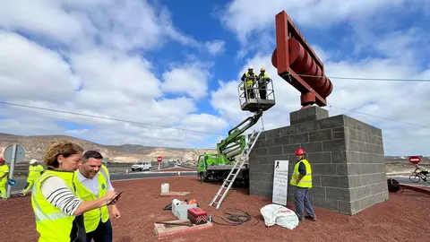Jacobo Medina junto al desmonte del juguete de Arrieta.