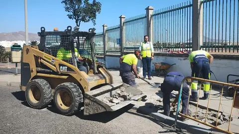 El alcalde visita los trabajos en el barrio de San Francisco Javier