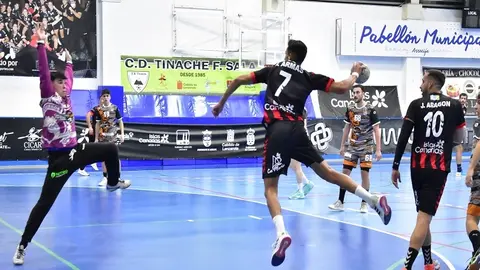 Imagen de archivo de un jugador del Lanbit Lanzarote realizando un lanzamiento.