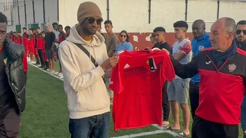 El hermano del niño fallecido recogiendo la camiseta del club.