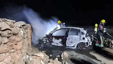 Los bomberos sofocan el incendio de un coche en la zona de Tinache.