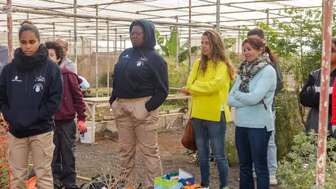 Olivia Duque y Mar Boronat presenciando la actividad del módulo de Agricultura Complejo Agroindustrial.