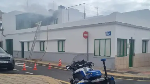 Agente de la Policía Local supervisando la actuación de los bomberos.