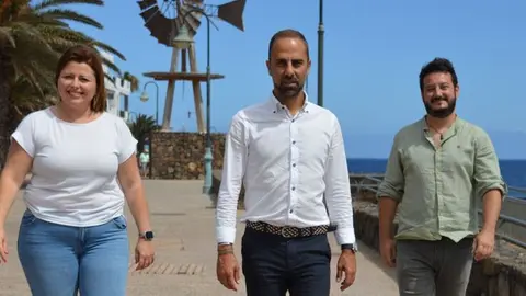 Jonás Álvarez con dos compañeros de su partido en Costa Teguise.