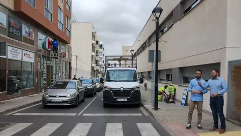 Instalación de la nueva señalética. La calle Eugenio D'ors cambiará el sentido del tráfico y se dota un carril para estacionamiento. El alcalde y el concejal de Movilidad visitan hoy la zona 