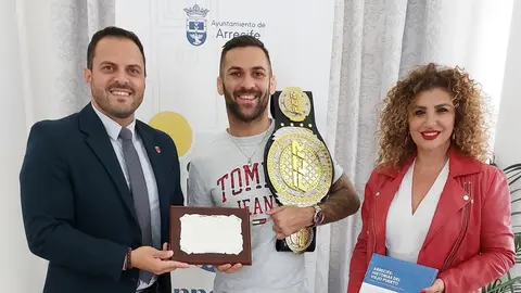 Yonathan de León y Eli Merino junto a Echer Sosa en el Ayuntamiento de Arrecife.