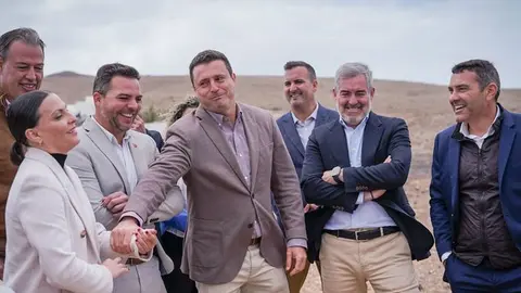 Óscar Noda bromeando con Migdalia Machín en presencia de Jacobo Medina, Fernando Clavijo y Oswaldo Betancort.