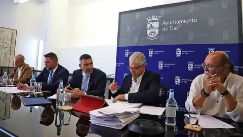 Oswaldo Betancort junto a José Juan Cruz en una visita institucional.
