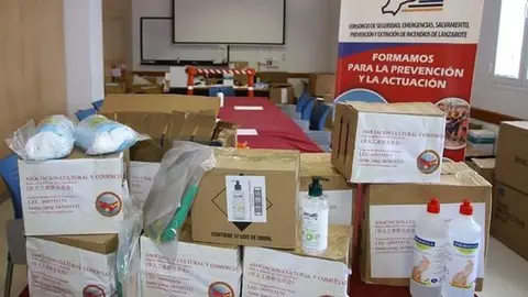 Material médico donado por una Asociación Cultural china al Cabildo de Lanzarote en plena pandemia