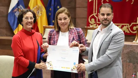 El concejal de Tinajo con la presidenta del Parlamento y la representante de Unicef