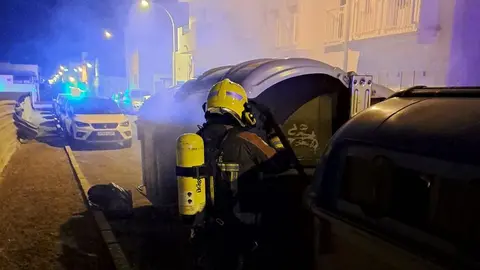 Momento de la llegada de uno de los bomberos para tratar de salvar los contenedores de la calle Aires de Lima