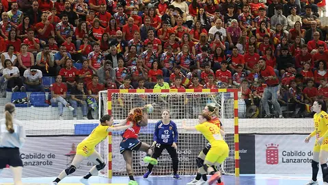 Jugadora de la selección española penetrando la defensa macedonia.