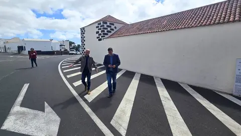 Isidro Pérez y Raúl de León junto al entorno de la Casa Ajei.