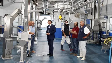 Oswaldo Betancort visitando el matadero.