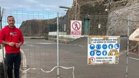 David Álvarez junto a una valla que corta el paso en el Mirador de Guinate.
