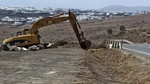 Pala mecánica realizando la zanja en la zona cercana a las Grietas donde aparcan los turistas.