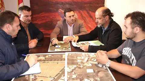 Representantes del Ayuntamiento de Yaiza junto a técnicos del Cabildo de Lanzarote.