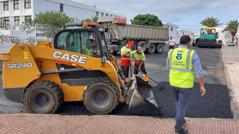 El alcalde de Arrecife, Yonathan de León, visitando los trabajos de reasfaltado en el barrio de Titerroy