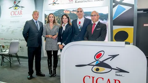 La consejera de Turismo del Gobierno de Canarias visitando el mostrador de CICAR.