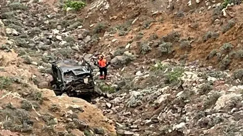 Imagen de cómo quedó el vehículo tras la caída