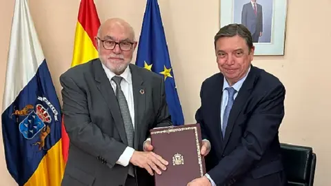 El ministro de Agricultura, Pesca y Alimentación, Luis Planas, escenificando la firma del proyecto junto a  el presidente de la Sociedad Mercantil Estatal de Infraestructuras Agrarias (SEIASA), Francisco Rodríguez Mulero.