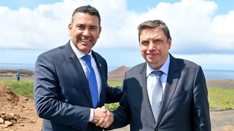 Oswaldo Betancort con Luis Planas este jueves recorriendo las fincas de la Isla