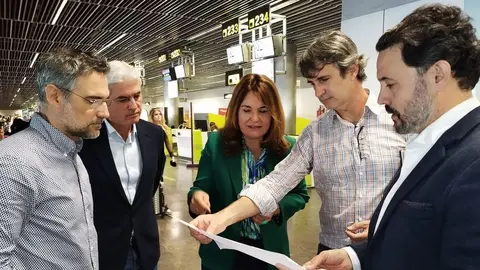Imagen de los diputados del PP en el aeropuerto.