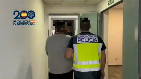 Policía Nacional deteniendo al autor de los robos durante el carnaval de Arrecife.